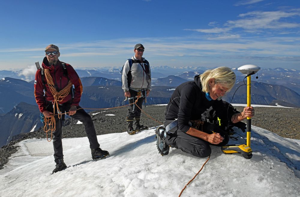 Gunhild ”Ninis” Rosqvist, professor i geografi och föreståndare för Tarfala forskningsstation i Kebnekaisemassivet, mäter glaciärdjupet på sydtoppen augusti 2018.
