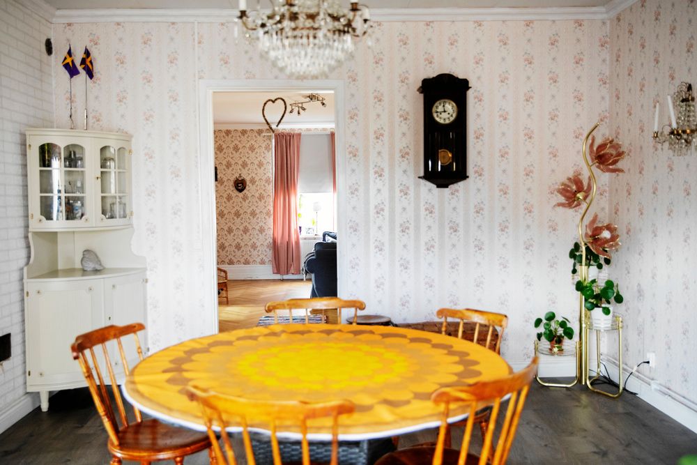 På bordet låg gammelfarmors korsord kvar orört, när Therese och Mårten tittade på huset.