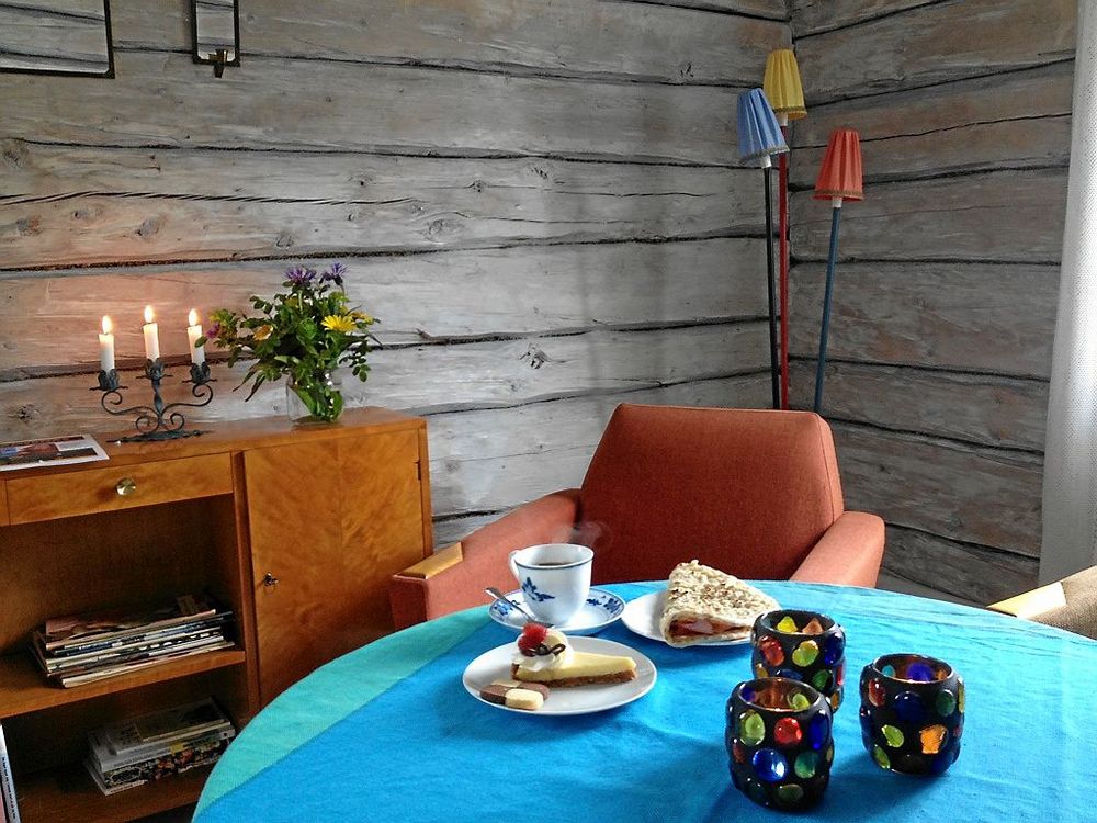 På somrarna öppnar de sitt populära fjällfik i en timrad stuga med hembakt och retromöbler.