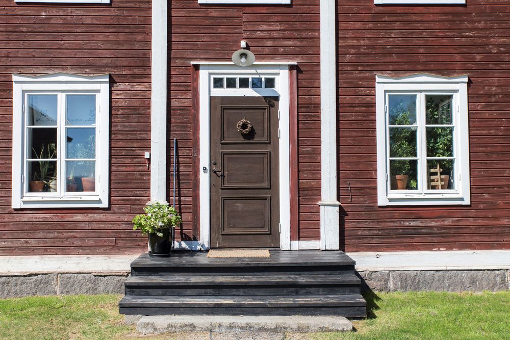 Den välkomnande entrén till hälsingegården Gästgivars, som utnämndes till världsarv av Unesco 2012.