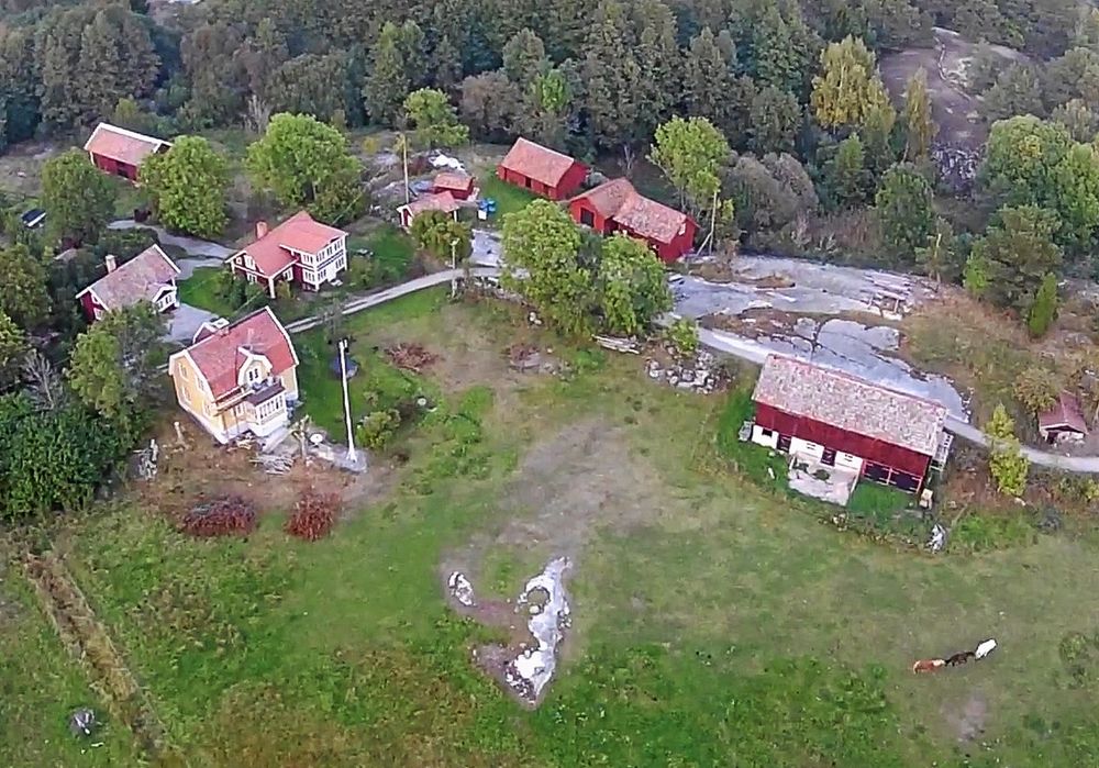 På Ingmarsö finns 180 bofasta, en förskola, affär och krog.