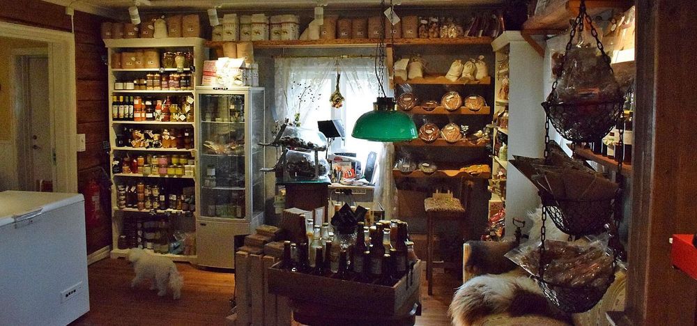 Det gamla torpet är numera också en butik där det säljs mer än bara bröd.