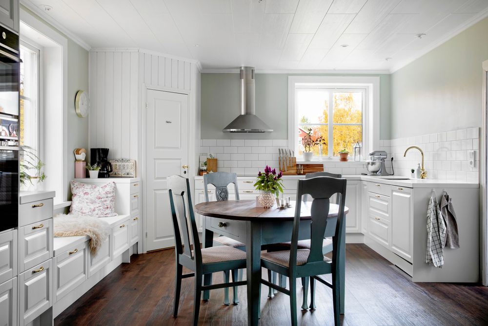 Det nyrenoverade köket är ljus och luftigt, målat i vitt och med stora fönster.