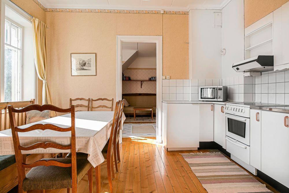 Köket på nedervåningen är renoverat 2007.