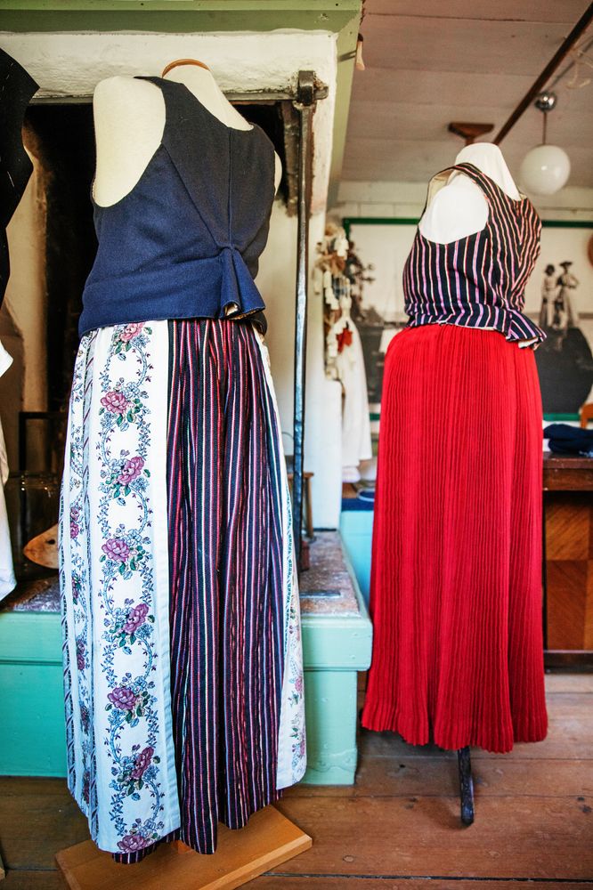 Monas två Alftadräkter. Den röda kjolen är veckad med den tidsödande tekniken "geoffrering".