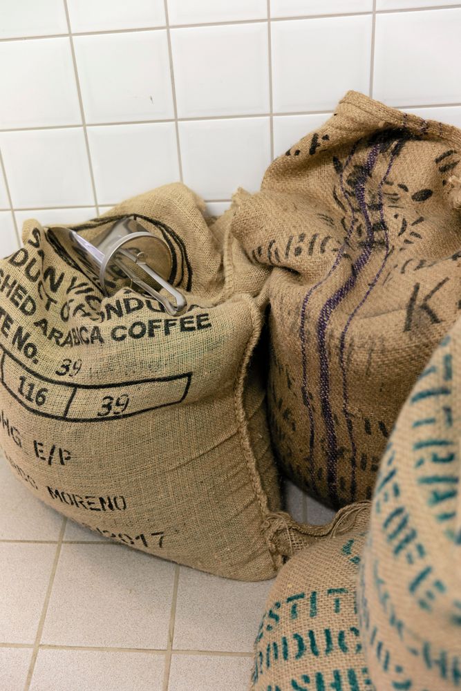 Säckar med noga utvalda kaffebönor. I dag rullas tio ton kaffe årligen in på säckakärra genom dörrarna.