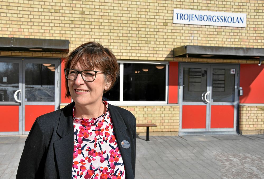 Marie-Louise Nydahl, måltidschef i Mjölby kommun, tycker det är roligt att man numera kan köpa in lokalproducerade åkerbönor från Marie Lönneskog Hogstadius odlingar till de kommunala köken i kommunen.