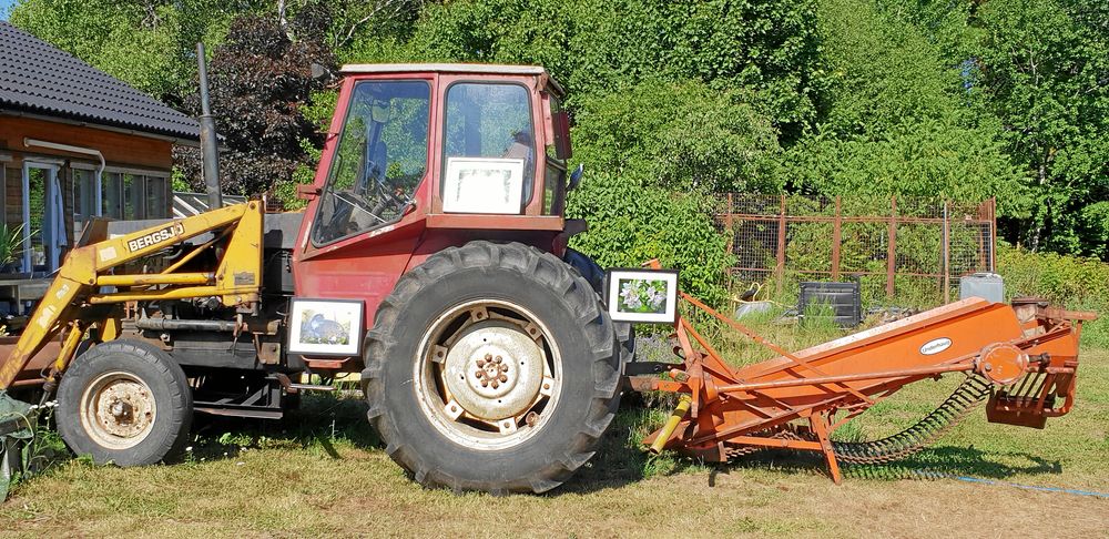 Välhängd konst hos OdlarSture. Beatrice Moberg fick hänga sina verk på traktorn.