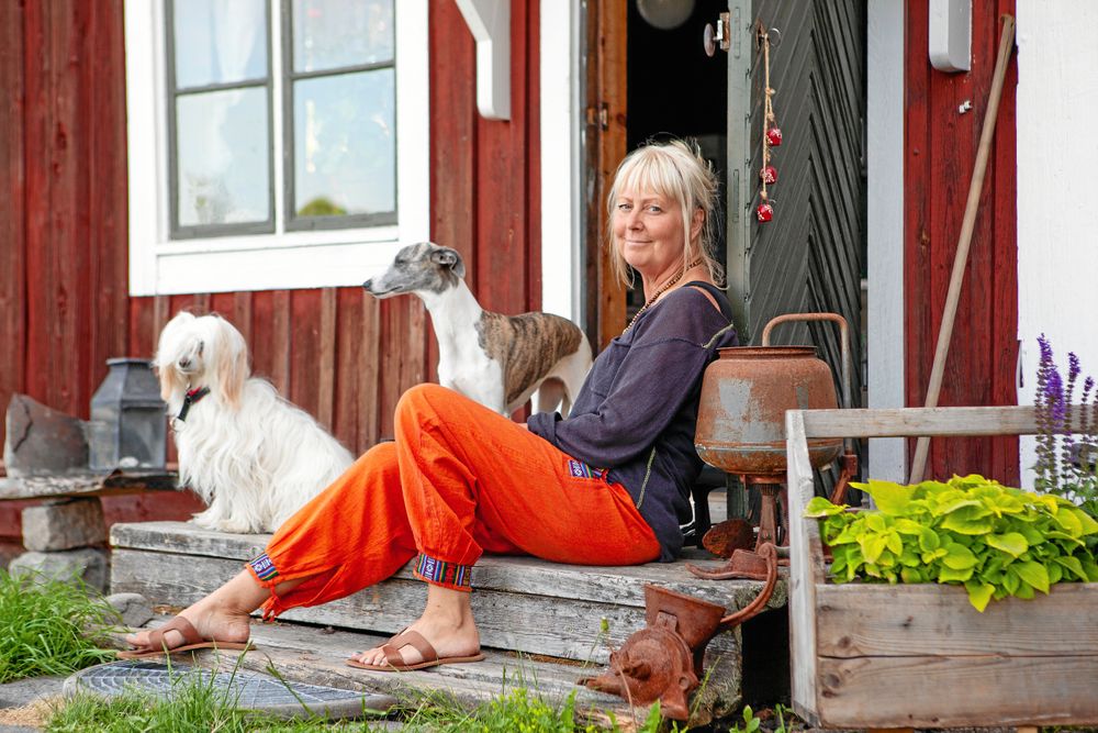 Njuter av livet på gården. Susanne med sina två hundar, Bacill och Cookie.
