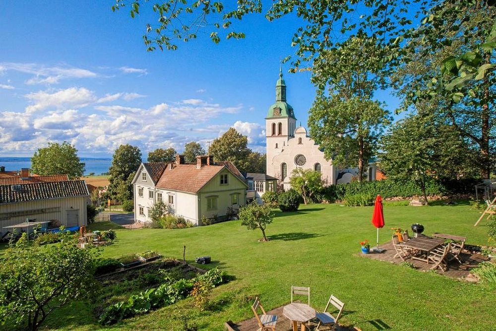 Bakom villan finns en stor trädgård. Gränna kyrka ligger precis intill.