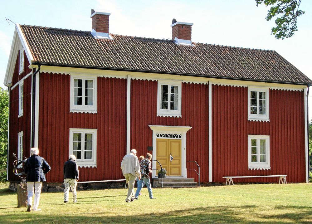 Syskonen Matilda, Algot och Johan Magnusson donerade sin gamla släktgård Törsbogården till Vissefjärda hembygdsförening i Emmaboda. Nu kan besökare se hur bondelivet såg ut förr. Bild: Törsbogården