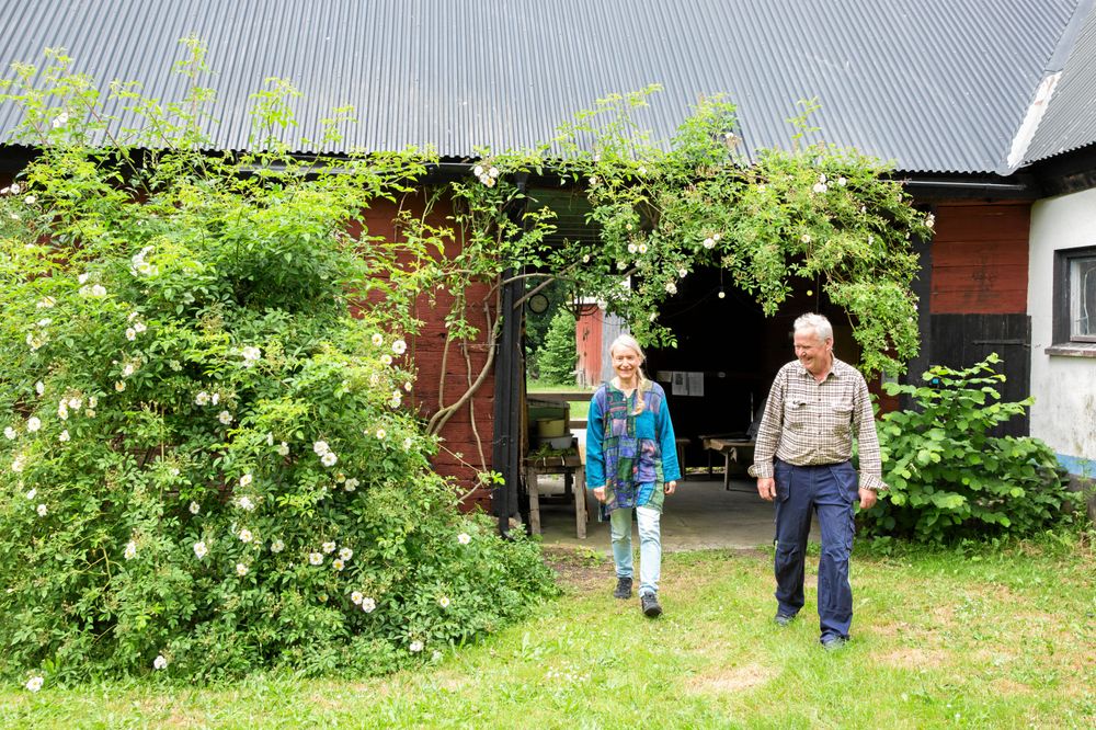 Ing-Marie och Stefan trivs med sitt liv på släktgården.