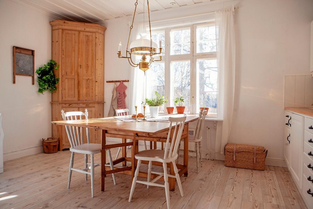 I köket är så mycket av det ursprungliga bevarat som möjligt. Paret har bara målat väggar och tak.