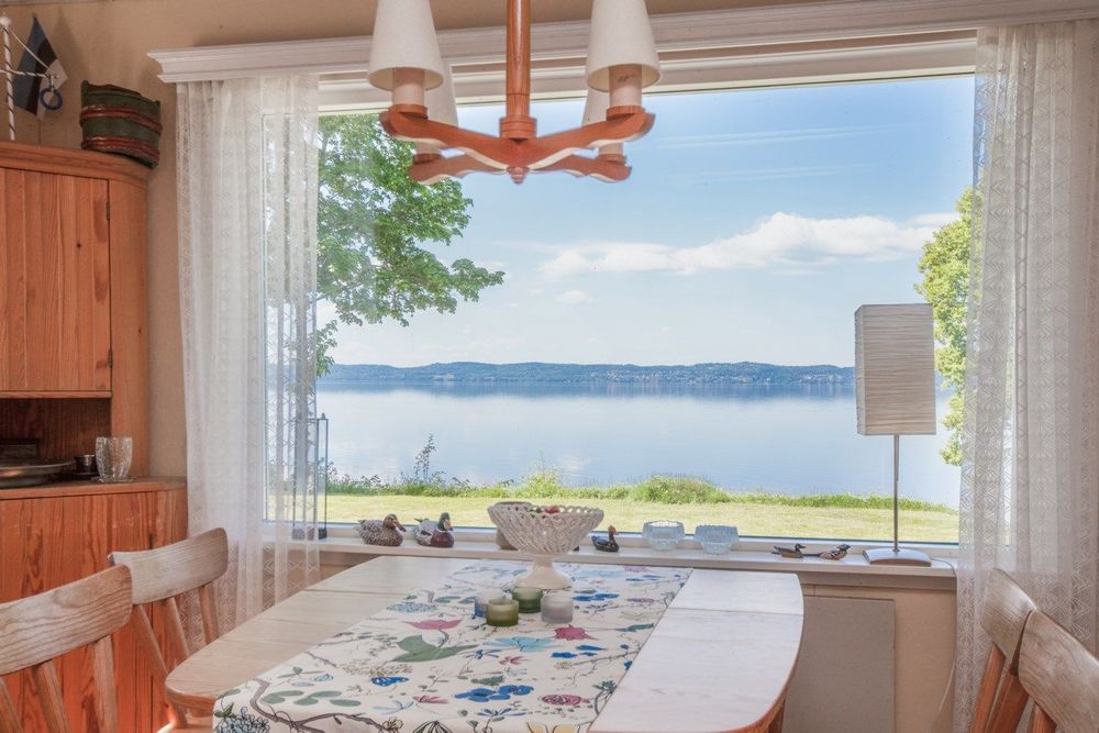 Utsikten mot Vättern är magnifik.