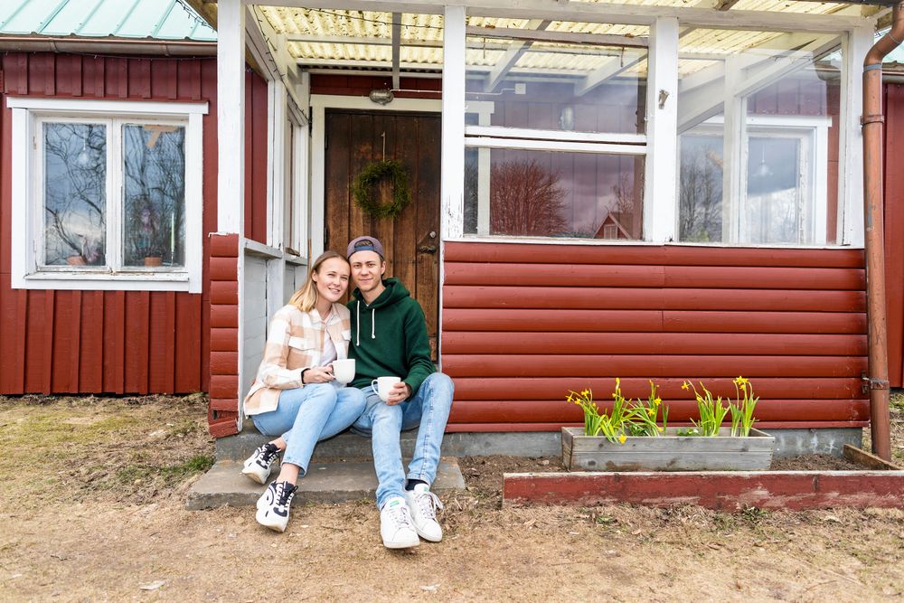 Julia och Tom trivs med sitt nya, mer aktiva liv med natur, vedhuggning och trädgårdsplanering.