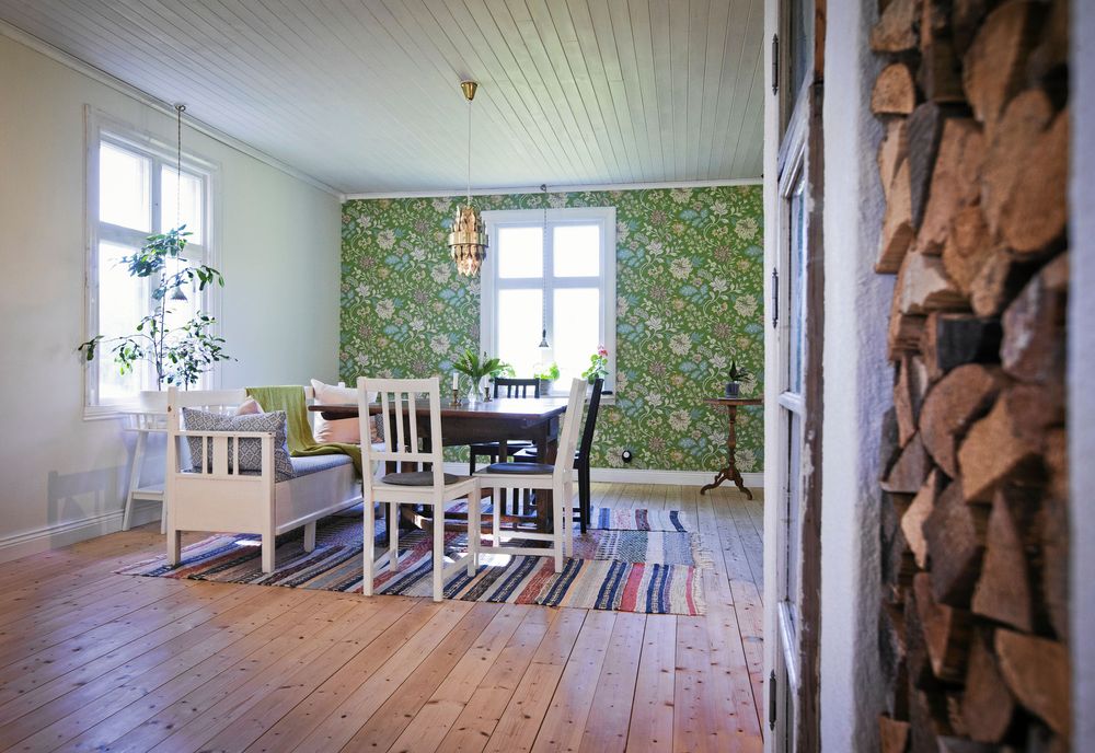 Rymligt. Matsalsdelen i det enorma köket, med sin vackra grönblommiga tapet.