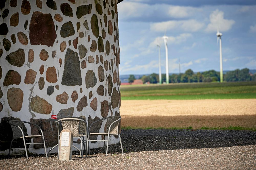 Gammal vindkraft möter modern på den vindpinades slätten i Marieholm, i Eslövs kommun.