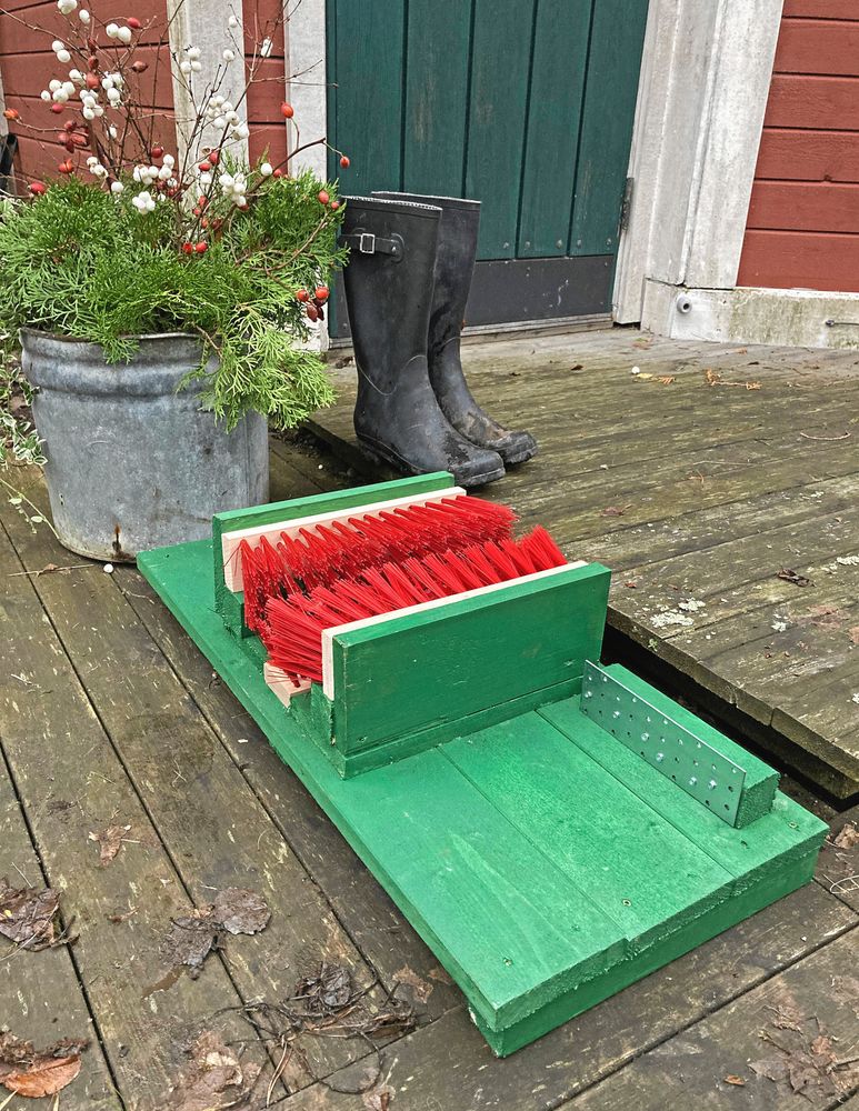 Tre borstar mittemot varandra gör processen kort med snö och gegga.