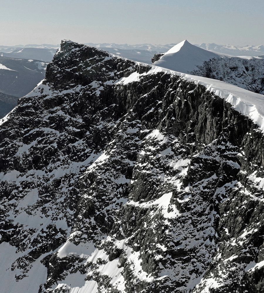 På bilden anas att höjdskillnaden mellan nordtoppen (närmast) och sydtoppen inte längre är så stor. Än så länge kan sydtoppen vintertid återta förstaplatsen när glaciärdrivan tillfälligt växer.