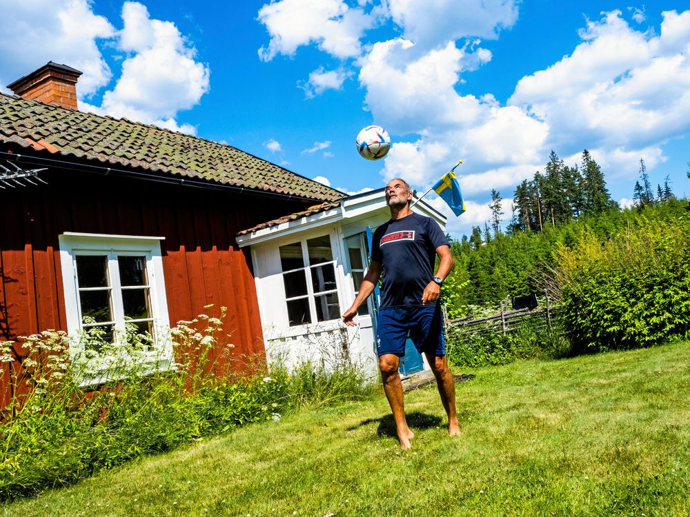 Fotboll är Petter Karlssons stora passion. Det har resulterat i över tio fotbollsböcker.