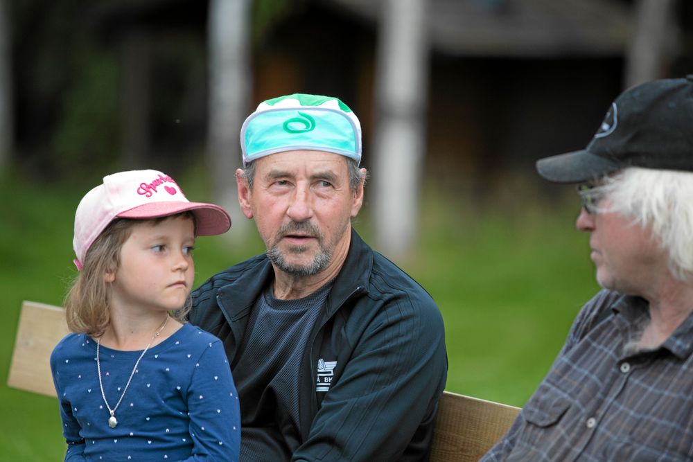 Cenneth Löf från Vitå kom dit med sin Volvo Amazon. Sexåriga dottern Emma Löf lyssnar här när pappa samtalar med Nils Engfors som bland annat har en stor samling av gamla lingrävare.