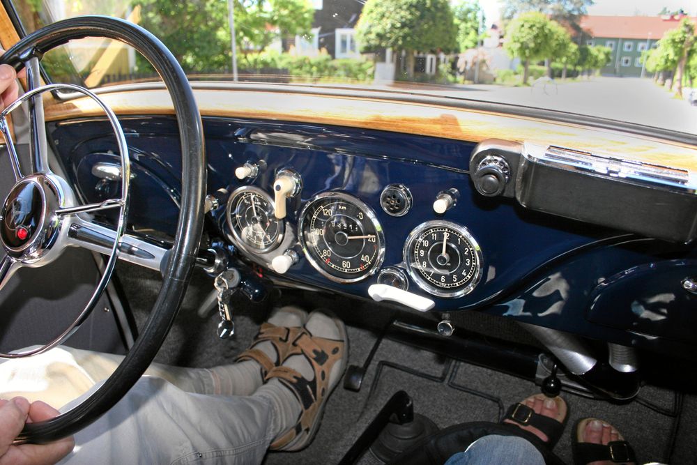 Roland har full koll på sin bils historia. Den har gått ungefär 18 000 mil och registrerades första gången 1954. Av en tidigare ägare har han fått veta att den körts ner till Tyskland sju gånger.