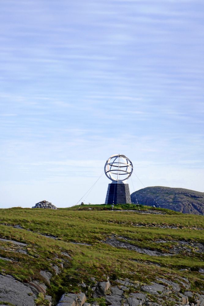När man far förbi Polcirkelns landmärke ingår ett ”dop” av antingen fartygets kapten eller Neptun uppstigen ur vattnet. Dopet innebär en skopa is innanför västen...