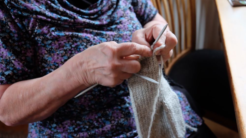 Muddarna och slutet på tummarna stickar Gunvor Lundin helt för hand.