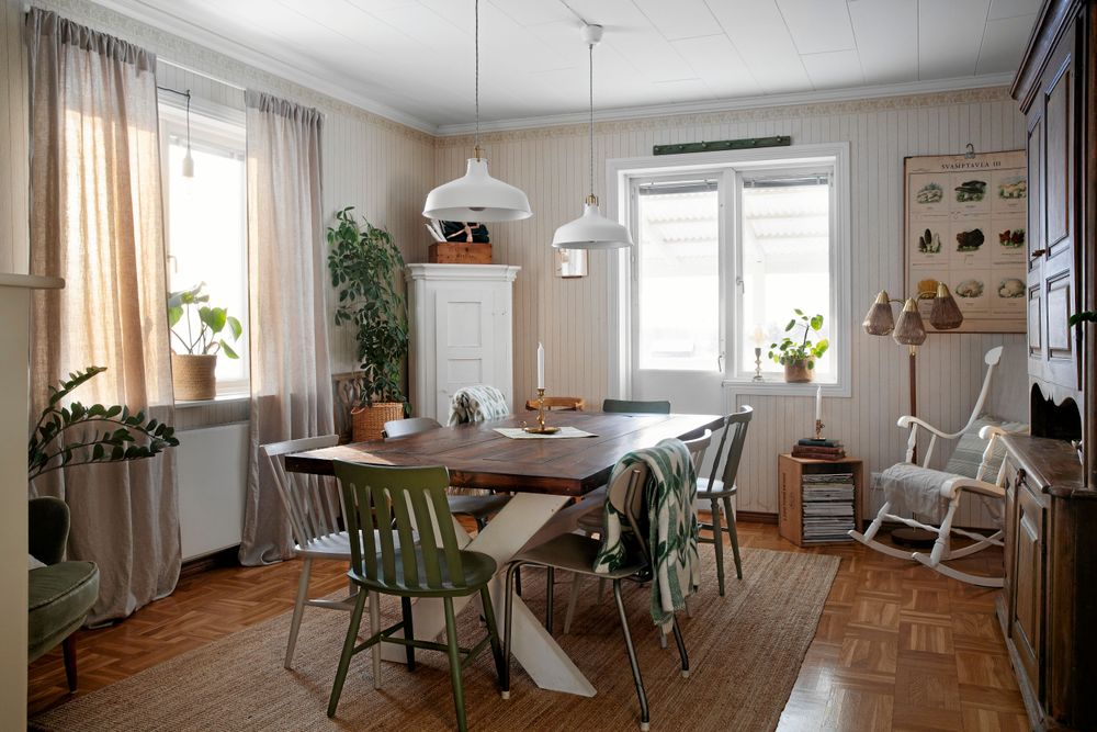 Stolarna kring matbordet är målade i olika gröna nyanser.