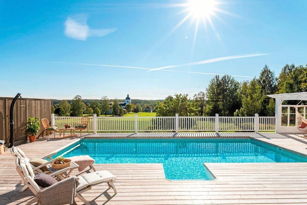 Från altandäck har du utsikt över ängarna och kyrkan.