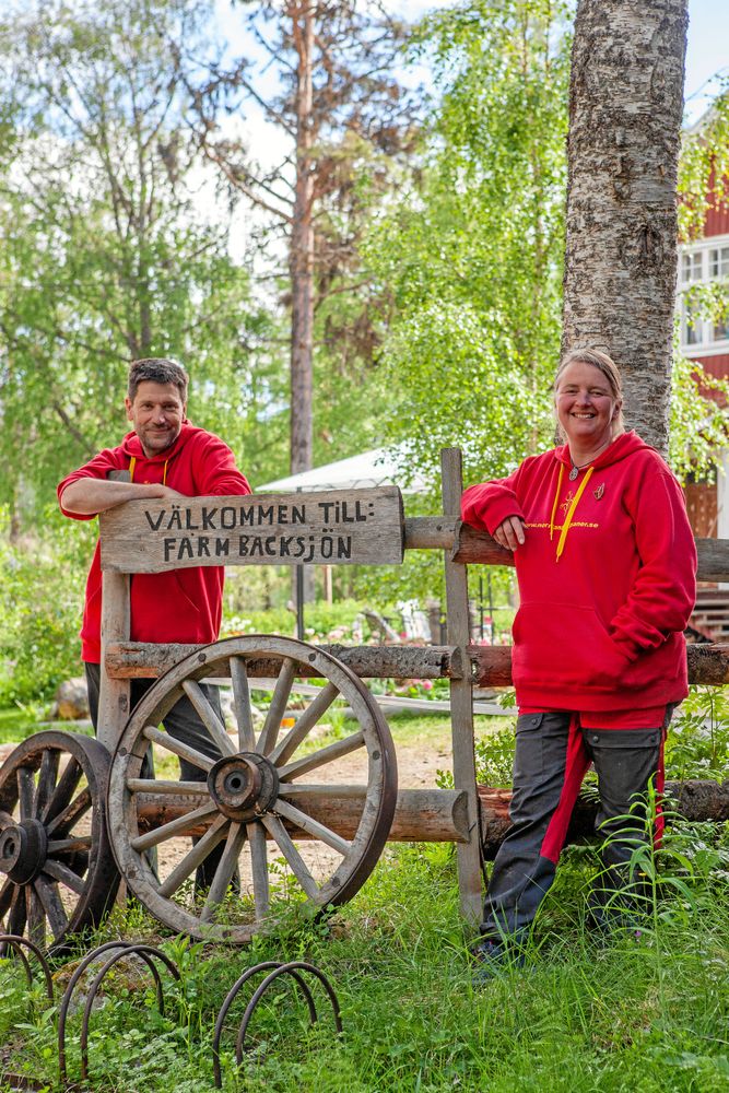 Hans och Caroline älskar sitt liv tillsammans på gården, trots allt slit och jobb.