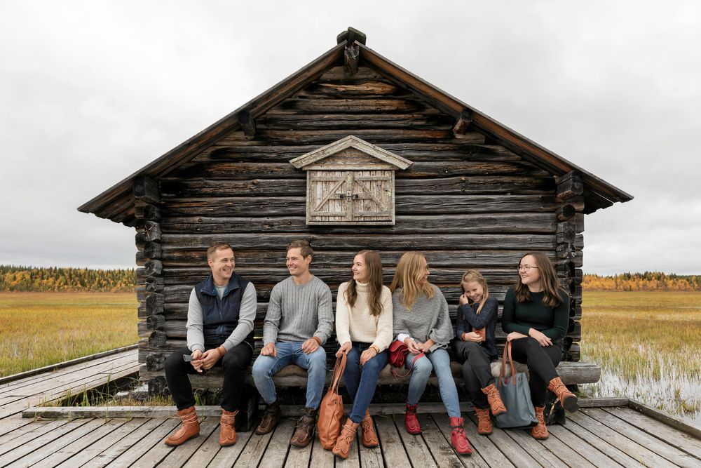 När det skulle tas reklambilder ryckte släkt och vänner in. Från vänster: Marcus Töyrä, Adam Kero, Frida Särijärvi, Anna-Karin Kero, Angelia Kommes och Ronja Ericsson.