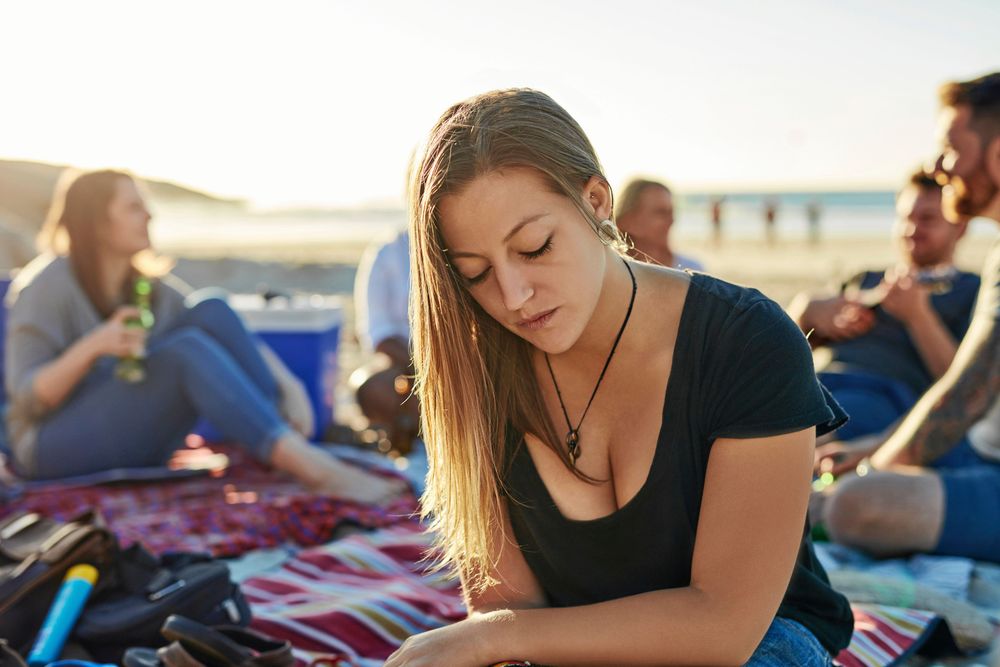 Offret visar inte sin ilska öppet utan drar sig undan och kan känna sig utstött.