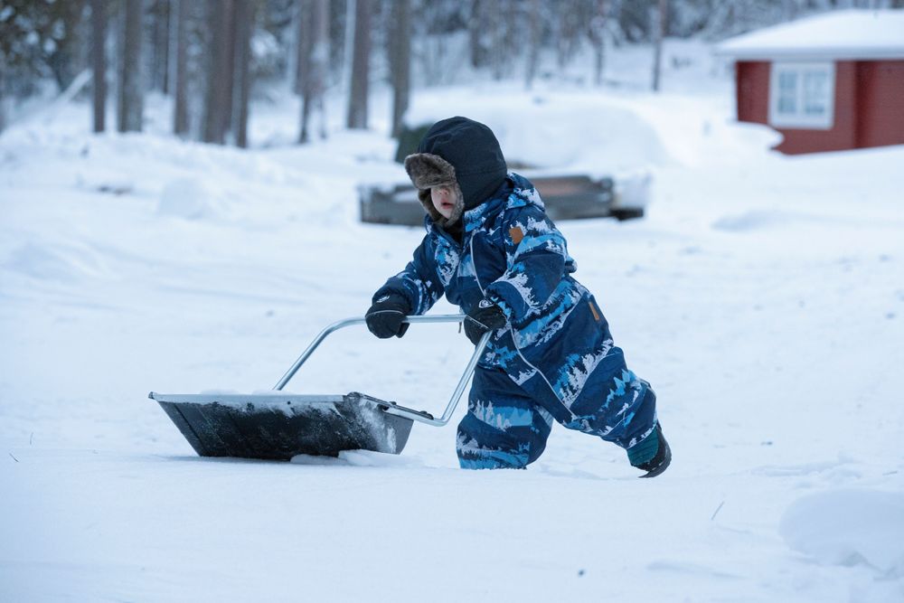 Sonen Leon i skottaratagen med sin miniversion av en snösläde.