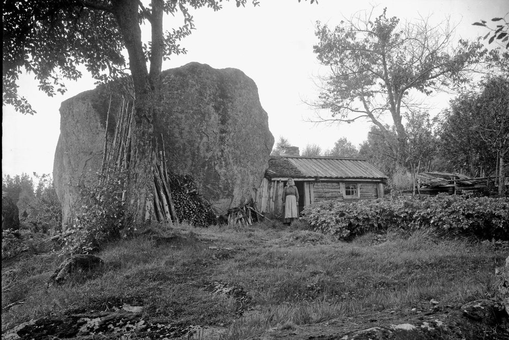 Klippblocket utgjorde den ena av torpets kortsidor. Torparfrun i Degerhultets levde i armodets Fattigsverige. Foto HC Hultgren.