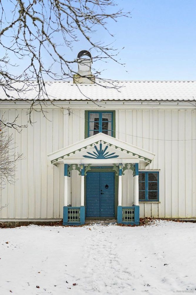 Farstubron med sina fina mönster och färger välkomnar dig in i huset.