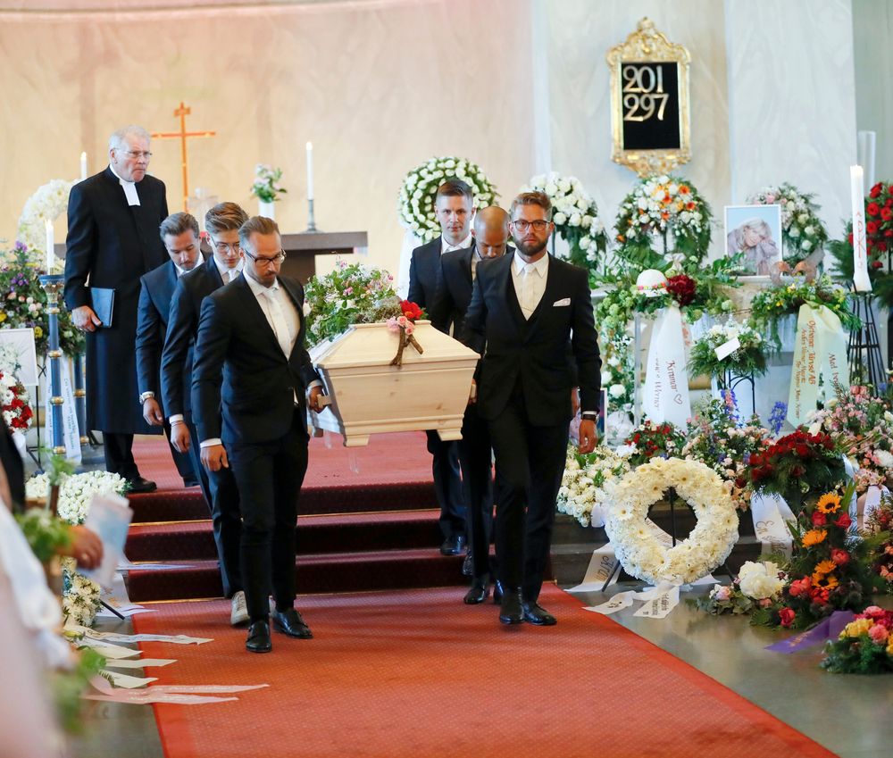 Begravningsakten avslutades med att kistan bars ut till graven av barnbarnen.