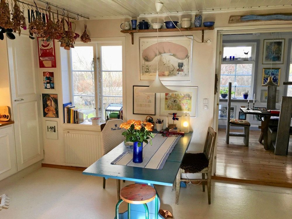 En hylla till med vacker keramik. ”Lägg märke till hur fiffigt jag hänger slevar och annat i taket och kamouflerar dem med torkade blommor.”