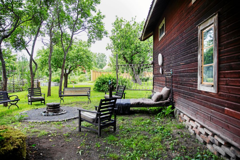 En av Marias många kreativa idéer – en järnsäng som blir en skön utemöbel med dyna och kudde.