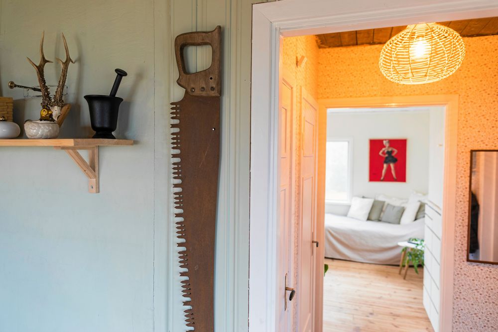 Den rejält dimensionerade sågen är ett fynd från uthuset granngården där Julias farfar och hans syskon växte upp.