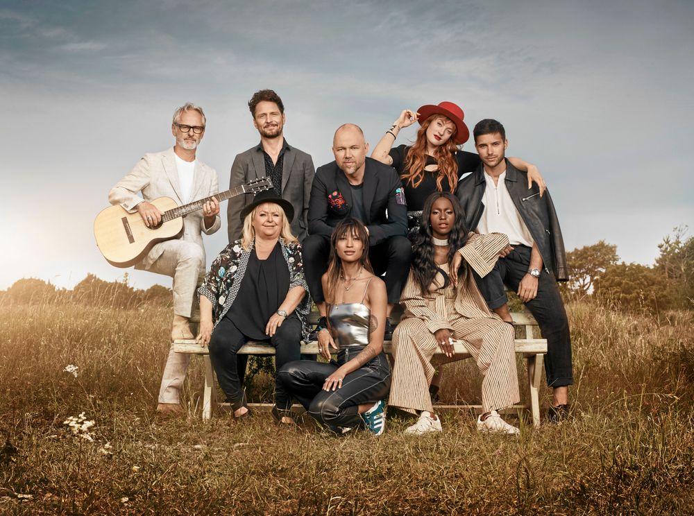 Hela gänget i Övre raden: Uno Svenningsson, Anders Wendin (Moneybrother), Tomas Andersson Wij, Caroline Hjelt (Icona Pop), Eric Saade. Nedre raden: Kikki Danielsson, Aino Jawo (Icona Pop) och Sabina Ddumba.