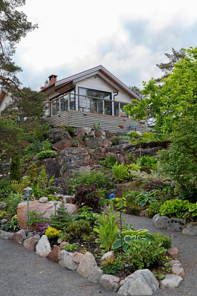 Paula såg möjligheterna direkt även om tomten var övervuxen av sly och tallar. Nu är hon på god väg att uppnå sin vision.