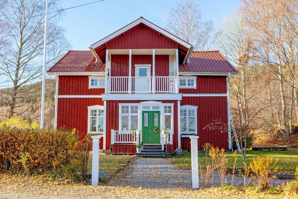 Boningshuset byggdes 1917 men av virke från farfarsfars gästgiveri från tidigt 1800-tal.