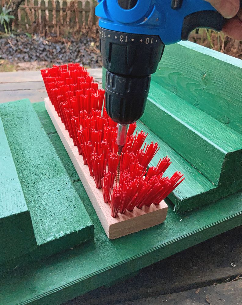 6. Borsten med korta borst i mitten.