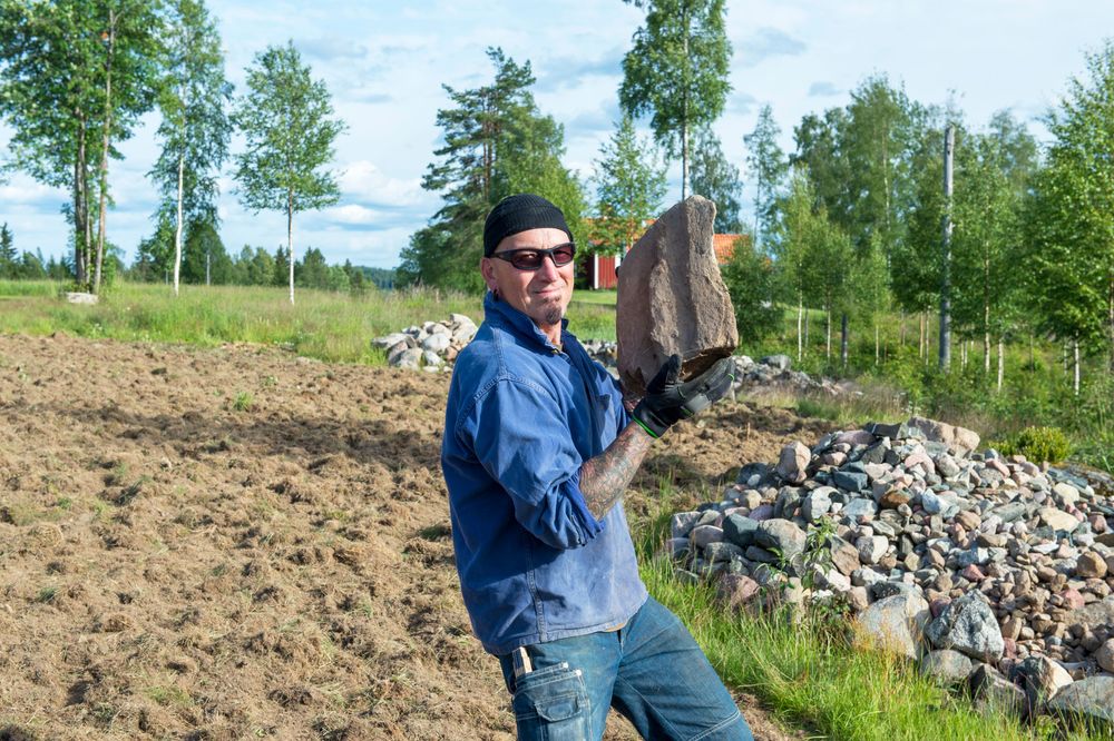 Stenrik. Trons Lasse Mattsson älskar att bära sten. Det är bättre än vilket gym som helst.