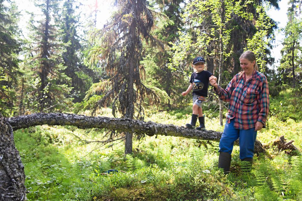 Lotta och Erik på promenad i den omgivande skogen.