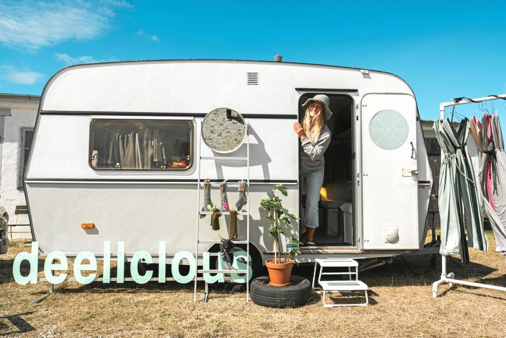 Varje sommar öppnar Maria upp en tillfällig butik i sin ombyggda husvagn och åker runt på landsbygden.