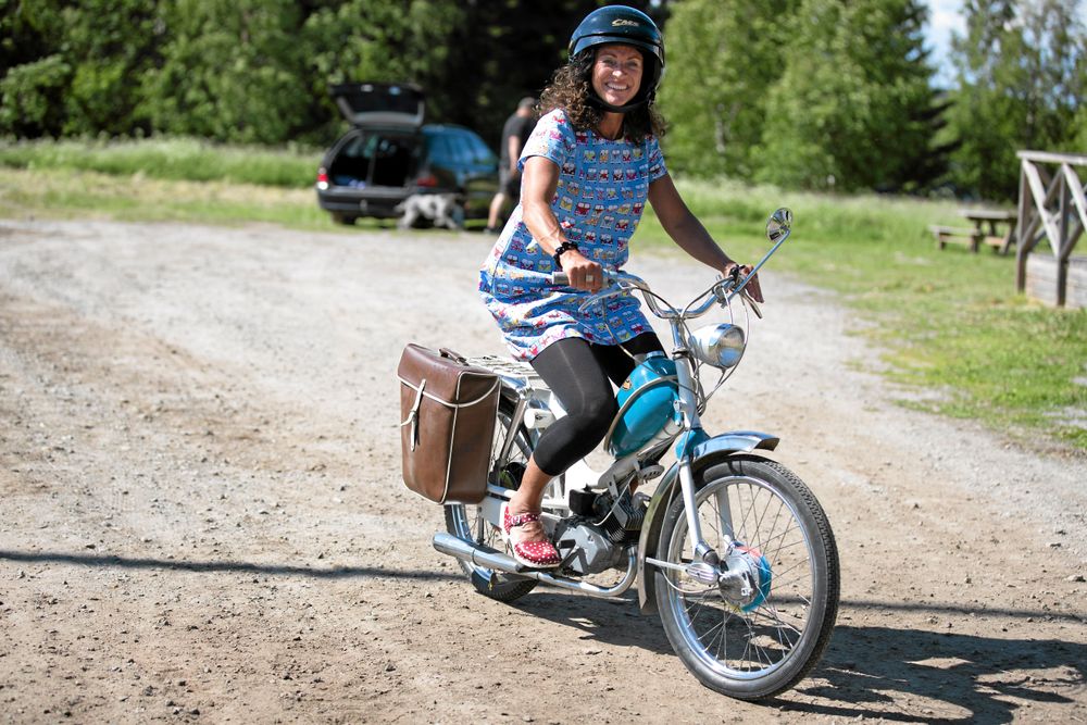 Åsa tycker att det går precis lagom fort med en moped. Hon brukar bland annat åka moped till jobbet eller till affären.