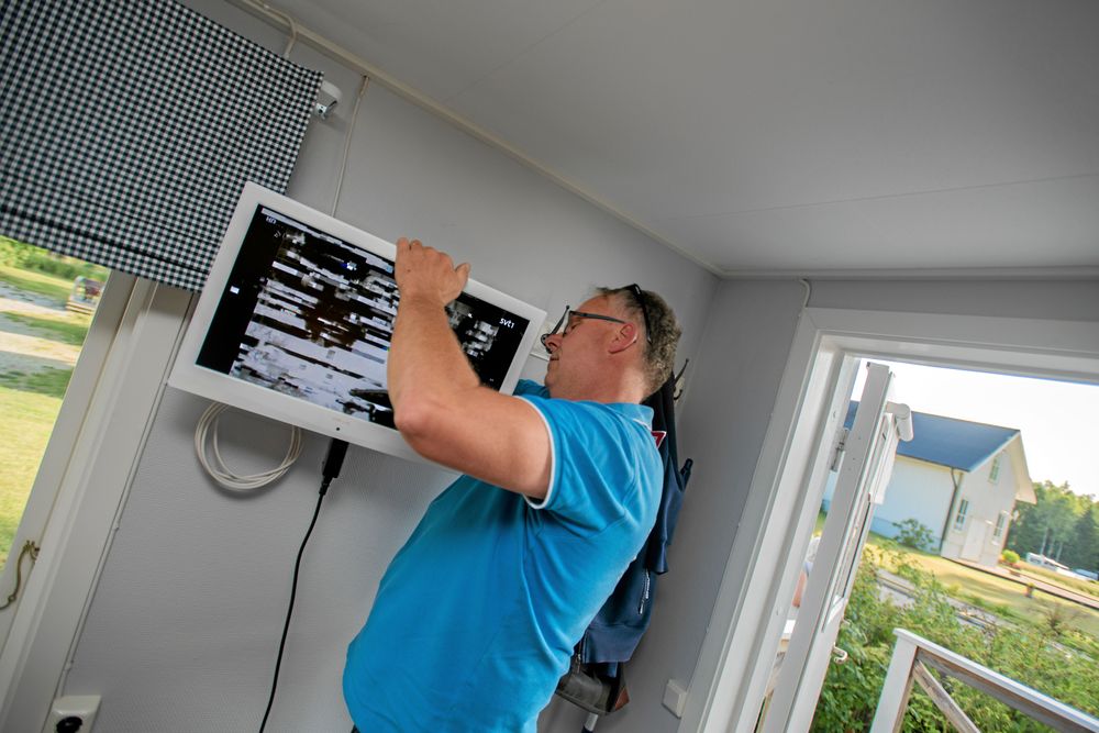 Det är tur att Freddy är händig och dessutom utbildad elektriker när saker ska fixas på campingen, som denna trasiga tv.