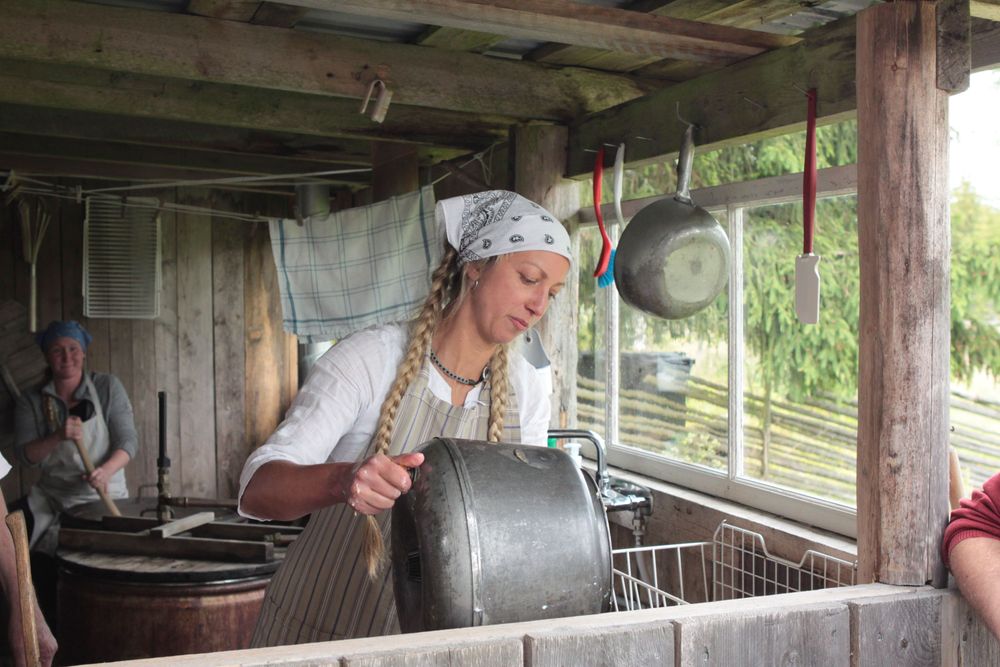 Besökarna uppskattar att få se ett levande fäbodbruk där Tin kärnar smör och gör ost.